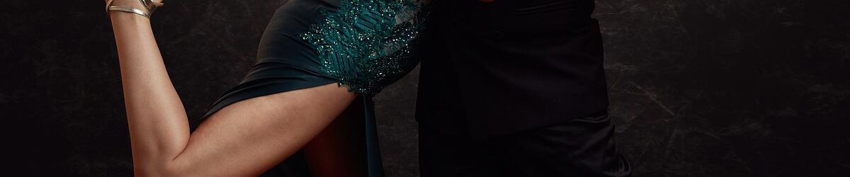 Elegantes Tanzpaar vor dunklem Hintergrund