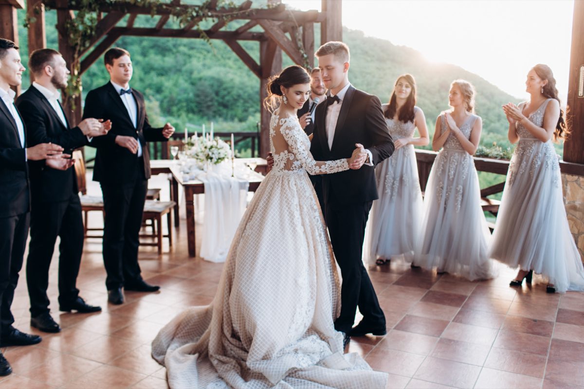 Brautpaar beim Hochzeitstanz im Kreis der Gäste