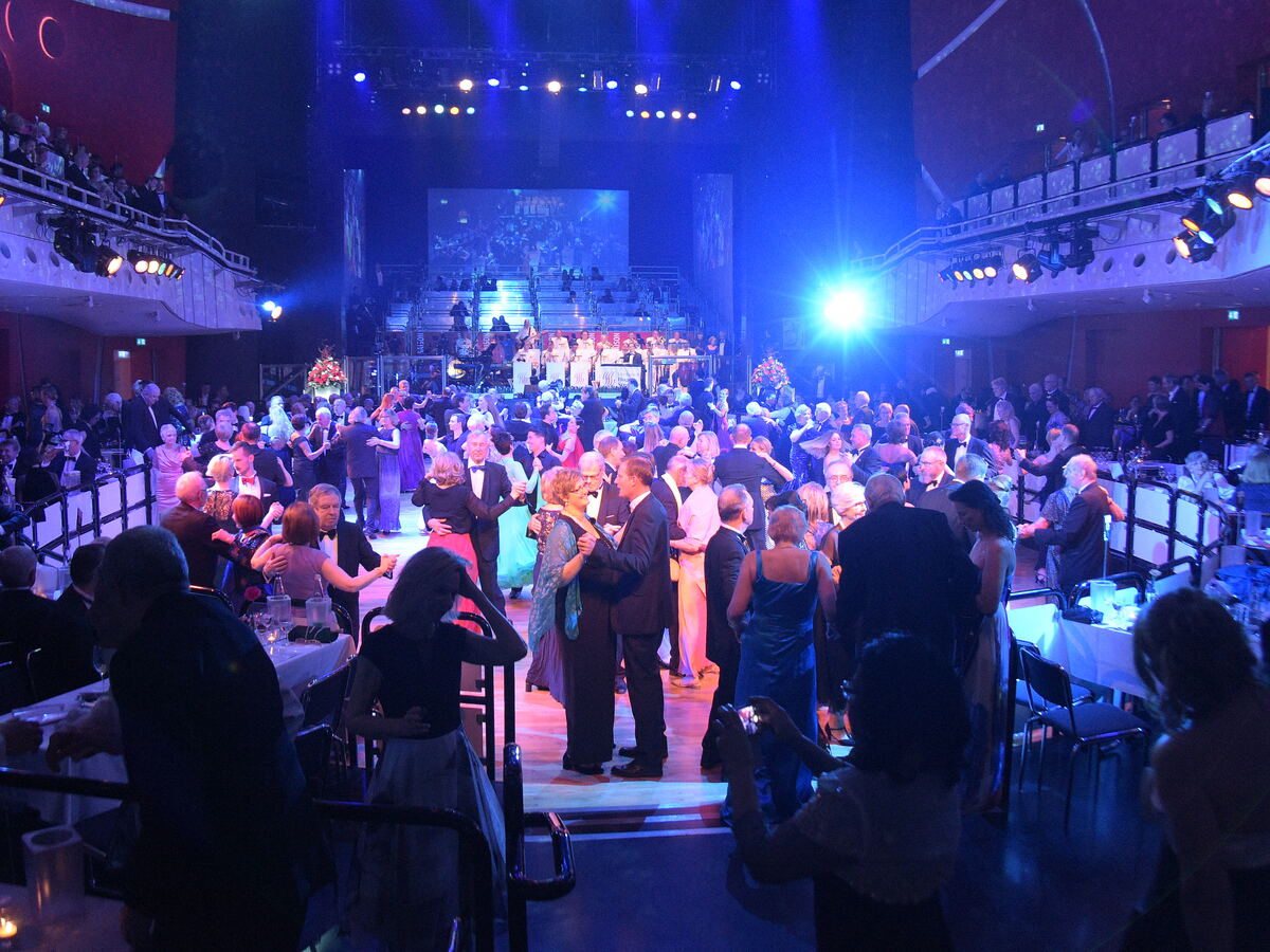 Festlich gefüllter Ballsaal